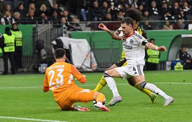 28.10.2025, xjrdrx, Fussball DFB Pokal 2.Runde, Eintracht Frankfurt - Borussia Dortmund v.l. Michael Zetterer (Eintracht Frankfurt), Robin Koch (Eintracht Frankfurt), Karim Adeyemi (Borussia Dortmund) (DFL DFB REGULATIONS PROHIBIT ANY USE OF PHOTOGRAPHS as IMAGE SEQUENCES and or QUASI-VIDEO) Frankfurt am Main
