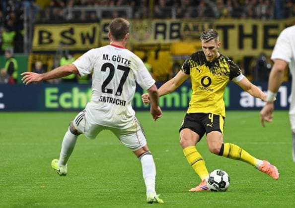 28.10.2025, xjrdrx, Fussball DFB Pokal 2.Runde, Eintracht Frankfurt - Borussia Dortmund v.l. Mario Götze Goetze (Eintracht Frankfurt), Nico Schlotterbeck (Borussia Dortmund) (DFL DFB REGULATIONS PROHIBIT ANY USE OF PHOTOGRAPHS as IMAGE SEQUENCES and or QUASI-VIDEO) Frankfurt am Main