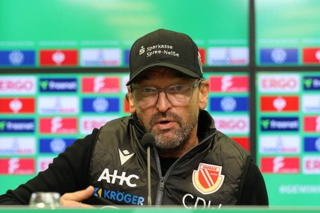 Trainer Claus-Dieter Wollitz (Energie Cottbus) Fussball DFB-Pokal 2. Hauptrunde 2025 2026 FC Energie Cottbus - RB Leipzig