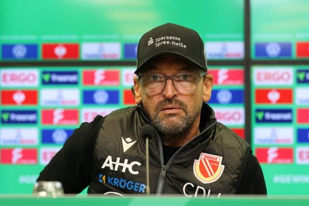 Trainer Claus-Dieter Wollitz (Energie Cottbus) Fussball DFB-Pokal 2. Hauptrunde 2025 2026 FC Energie Cottbus - RB Leipzig