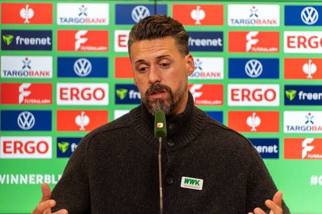 Sandro Wagner (FC Augsburg, Trainer), PK, Pressekonferenz, GER, FC Augsburg vs. VfL Bochum, Fussball, DFB Pokal, 2. Runde, Spielzeit 2025 2026, 28.10.2025, DFL REGULATIONS PROHIBIT ANY USE OF PHOTOGRAPHS AS IMAGE SEQUENCES AND OR QUASI-VIDEO, GER, FC Augsburg vs. VfL Bochum, Fussball, DFB Pokal, 2. Runde, Spielzeit 2025 2026, 28.10.2025, Augsburg Copyright: xEibner-Pressefoto EdwardxCheungx EP_ECG