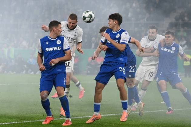 Nico ELVEDI (MG) erzielt per Kopfball das Tor zum 2-0, Fussball, DFB Pokal, 2. Hauptrunde, Borussia Moenchengladbach (MG) - Karlsruher SC (KA) 3-1 am 28.10.2025 im Borussiapark Moenchengladbach Deutschland. DFL regulations prohibit any use of photographs as image sequences and or quasi-video Â