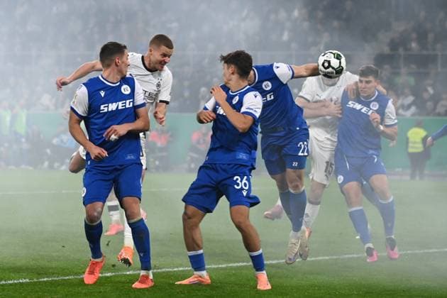 Nico ELVEDI (MG) erzielt per Kopfball das Tor zum 2-0, Fussball, DFB Pokal, 2. Hauptrunde, Borussia Moenchengladbach (MG) - Karlsruher SC (KA) 3-1 am 28.10.2025 im Borussiapark Moenchengladbach Deutschland. DFL regulations prohibit any use of photographs as image sequences and or quasi-video Â