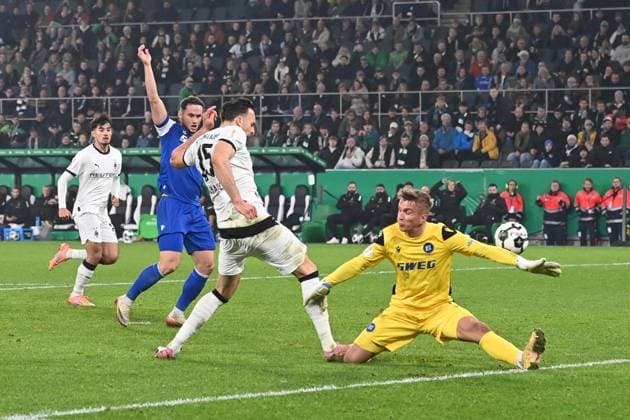 Torwart Hans Christian BERNAT (KA) pariert eine Torchance von Haris TABAKOVIC (MG) Aktion, Zweikampf, Fussball, DFB Pokal, 2. Hauptrunde, Borussia Moenchengladbach (MG) - Karlsruher SC (KA) 3-1 am 28.10.2025 im Borussiapark Moenchengladbach Deutschland. DFL regulations prohibit any use of photographs as image sequences and or quasi-video Â