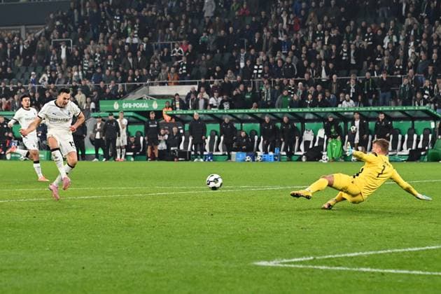 Haris TABAKOVIC (MG) schiesst das Tor zum 3-1 gegen Torwart Hans Christian BERNAT (KA) Aktion, Zweikampf, Fussball, DFB Pokal, 2. Hauptrunde, Borussia Moenchengladbach (MG) - Karlsruher SC (KA) 3-1 am 28.10.2025 im Borussiapark Moenchengladbach Deutschland. DFL regulations prohibit any use of photographs as image sequences and or quasi-video Â