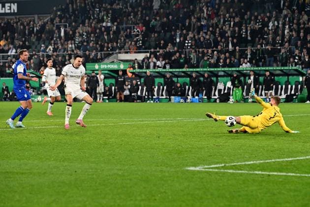 Haris TABAKOVIC (MG) schiesst das Tor zum 3-1 gegen Torwart Hans Christian BERNAT (KA) Aktion, Zweikampf, Fussball, DFB Pokal, 2. Hauptrunde, Borussia Moenchengladbach (MG) - Karlsruher SC (KA) 3-1 am 28.10.2025 im Borussiapark Moenchengladbach Deutschland. DFL regulations prohibit any use of photographs as image sequences and or quasi-video Â
