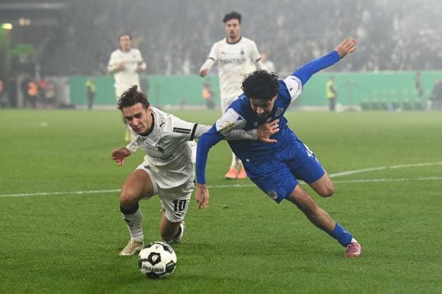 Florian NEUHAUS (MG) gegen Eymen LAGHRISSI (KA) Aktion, Zweikampf, Fussball, DFB Pokal, 2. Hauptrunde, Borussia Moenchengladbach (MG) - Karlsruher SC (KA) 3-1 am 28.10.2025 im Borussiapark Moenchengladbach Deutschland. DFL regulations prohibit any use of photographs as image sequences and or quasi-video Â