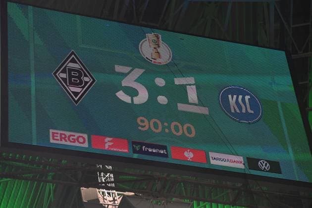 Endergebnis 3-1 auf der Anzeigetafel, allgemein, feature, Randmotiv, Symbolfoto Fussball, DFB Pokal, 2. Hauptrunde, Borussia Moenchengladbach (MG) - Karlsruher SC (KA) 3-1 am 28.10.2025 im Borussiapark Moenchengladbach Deutschland. DFL regulations prohibit any use of photographs as image sequences and or quasi-video Â