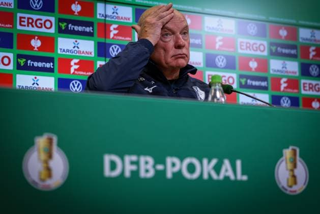 Chef-Trainer Uwe Roesler (VfL Bochum) auf der Pressekonferenz, FC Augsburg vs. VfL Bochum 1848, Fussball, Maenner, DFL, DFB-Pokal, Saison 2025 2026, WWK Arena, Zweite Runde, 28.10.2025 Augsburg Bayern Deutschland