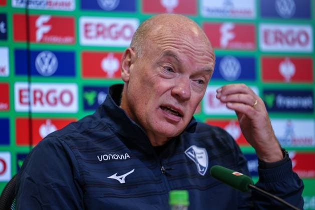 Chef-Trainer Uwe Roesler (VfL Bochum) auf der Pressekonferenz, FC Augsburg vs. VfL Bochum 1848, Fussball, Maenner, DFL, DFB-Pokal, Saison 2025 2026, WWK Arena, Zweite Runde, 28.10.2025 Augsburg Bayern Deutschland