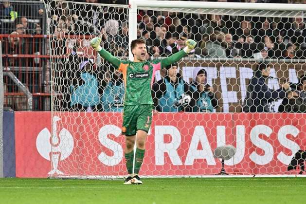 GER; 2. FBL, FC St. Pauli vs TSG 1899 Hoffenheim .28.10.2025, Millerntorstadion, Hamburg, GER; DFB-Pokal, FC St. Pauli vs TSG 1899 Hoffenheim im Bild Torhueter Ben Voll (Pauli 01) jubelt ueber den Sieg