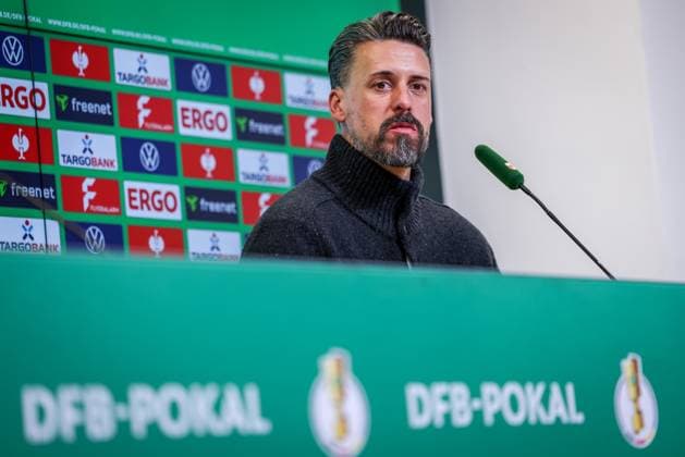 Chef-Trainer Sandro Wagner (FC Augsburg) auf der Pressekonferenz nach der Heimniederlage im Pokal, FC Augsburg vs. VfL Bochum 1848, Fussball, Maenner, DFL, DFB-Pokal, Saison 2025 2026, WWK Arena, Zweite Runde, 28.10.2025 Augsburg Bayern Deutschland