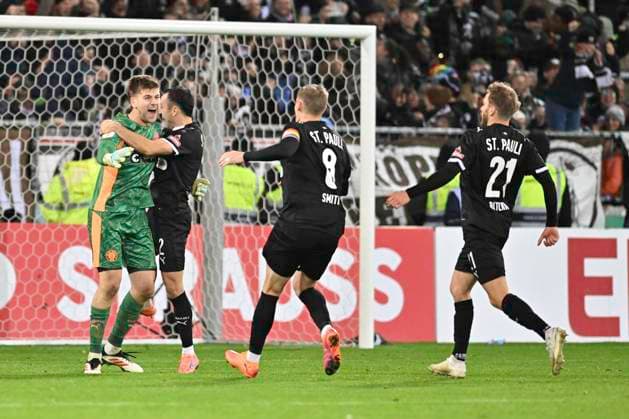 GER; 2. FBL, FC St. Pauli vs TSG 1899 Hoffenheim .28.10.2025, Millerntorstadion, Hamburg, GER; DFB-Pokal, FC St. Pauli vs TSG 1899 Hoffenheim im Bild die Mannschaft von Pauli jubelt mit Torhueter Ben Voll (Pauli 01) ueber den Sieg