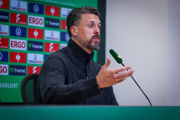 Chef-Trainer Sandro Wagner (FC Augsburg) auf der Pressekonferenz nach der Heimniederlage im Pokal, FC Augsburg vs. VfL Bochum 1848, Fussball, Maenner, DFL, DFB-Pokal, Saison 2025 2026, WWK Arena, Zweite Runde, 28.10.2025 Augsburg Bayern Deutschland
