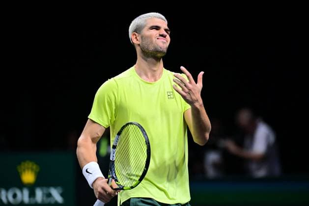 TENNIS : Rolex Paris Masters - Paris - 28 10 2025 Carlos Alcaraz ( Spain ) looks dejected during the Rolex Paris Masters at Paris La Defense Arena on October 28, 2025 in Nanterre, France. (Photo by Federico Pestellini PSNewz ) ParisFrance  Copyright: xFedericoxPestellinix