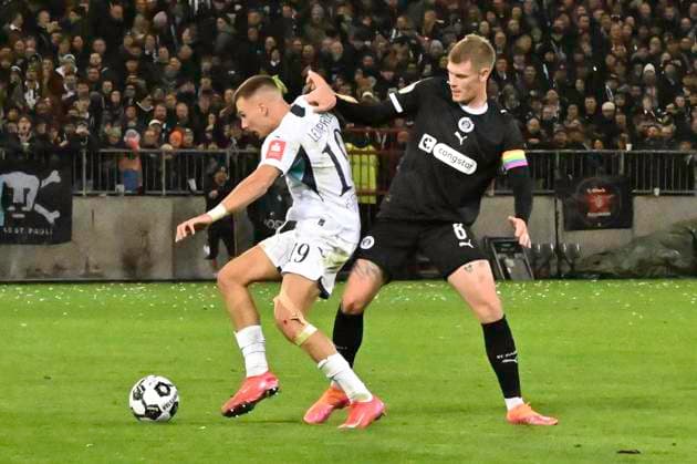 GER; 2. FBL, FC St. Pauli vs TSG 1899 Hoffenheim .28.10.2025, Millerntorstadion, Hamburg, GER; DFB-Pokal, FC St. Pauli vs TSG 1899 Hoffenheim im Bild Tim Lemperle (Hoffenheim 19) versucht sich gegen Eric Smith (Pauli 08) durchzusetzen