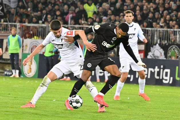 GER; 2. FBL, FC St. Pauli vs TSG 1899 Hoffenheim .28.10.2025, Millerntorstadion, Hamburg, GER; DFB-Pokal, FC St. Pauli vs TSG 1899 Hoffenheim im Bild Albian Hajdari (Hoffenheim 21) versucht sich gegen Andreas Hountondji (Pauli 27) durchzusetzen