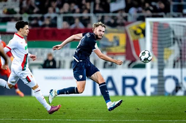 Fussball, Saison 2025 2026, DFB-Pokal, WWK-Arena Augsburg, 2. Runde, FC Augsburg - VfL Bochum, 28.10.2025 28.10.2025, Fussball, Saison 2025 2026, DFB-Pokal, WWK-Arena Augsburg, 2. Runde, FC Augsburg - VfL Bochum, 3 Philipp Strompf (VfL Bochum) Foto: Lucca Fundel Augsburg WWK-Arena Bayern Deutschland