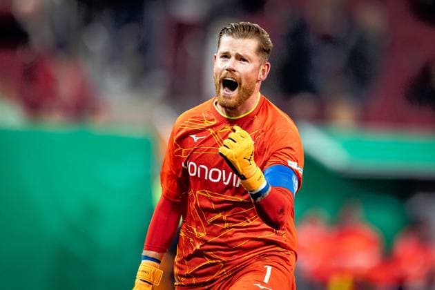 Fussball, Saison 2025 2026, DFB-Pokal, WWK-Arena Augsburg, 2. Runde, FC Augsburg - VfL Bochum, 28.10.2025 28.10.2025, Fussball, Saison 2025 2026, DFB-Pokal, WWK-Arena Augsburg, 2. Runde, FC Augsburg - VfL Bochum, Jubel Emotionen Freude mit dem Schlusspfiff 1 Timo Horn (VfL Bochum) Foto: Lucca Fundel Augsburg WWK-Arena Bayern Deutschland