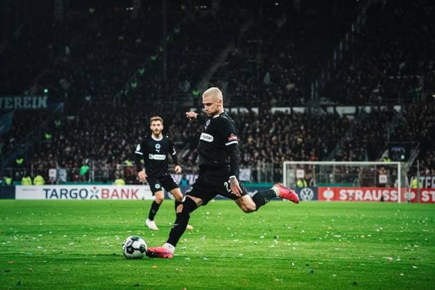 DFB-Pokal: St. Pauli vs. TSG Hoffenheim, 28.10.2025 HAMBURG, GERMANY - OCTOBER 28: Louis Oppie (FC St. Pauli, 23) shoots the ball during the DFB-Pokal match between DFB-Pokal: St. Pauli vs. TSG Hoffenheim at Millerntor-Stadion on round 2 of the DFB-Pokal on October 28, 2025 in Hamburg, Germany. DFL REGULATIONS PROHIBIT ANY USE OF PHOTOGRAPHS AS IMAGE SEQUENCES AND OR QUASI-VIDEO. Copyright: xBEAUTIFULxSPORTS Tonhäuserx