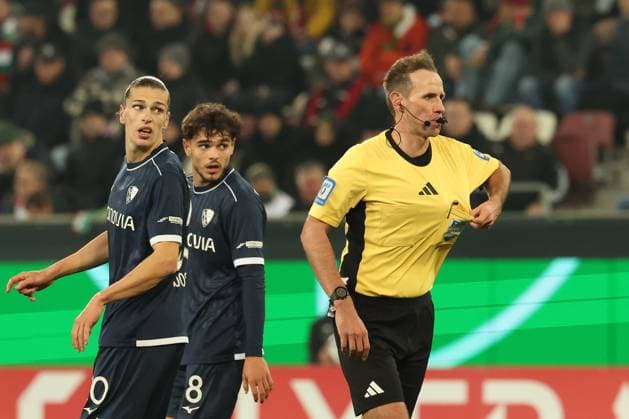 Referee Schiedsrichter Sascha Stegemann zueckt die gelbe Karte fuer Tortwart Timo Horn 1 (VfL Bochum), nicht im Bild, FC Augsburg vs. VfL Bochum 1848, Fussball, Maenner, DFL, DFB-Pokal, Saison 2025 2026, WWK Arena, Zweite Runde, 28.10.2025 Augsburg Bayern Deutschland