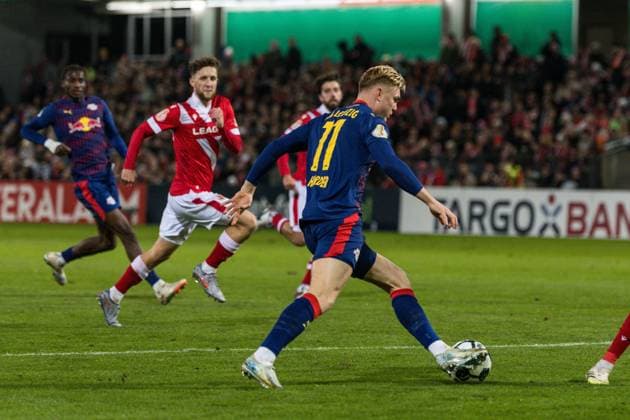 GER, DFB-Pokal, 2. Runde, FC Energie Cottbus - RB Leipzig 28.10.2025, LEAG Energie Stadion, Cottbus, GER, DFB-Pokal, 2. Runde, FC Energie Cottbus - RB Leipzig Conrad Harder (RB Leipzig 11) Â