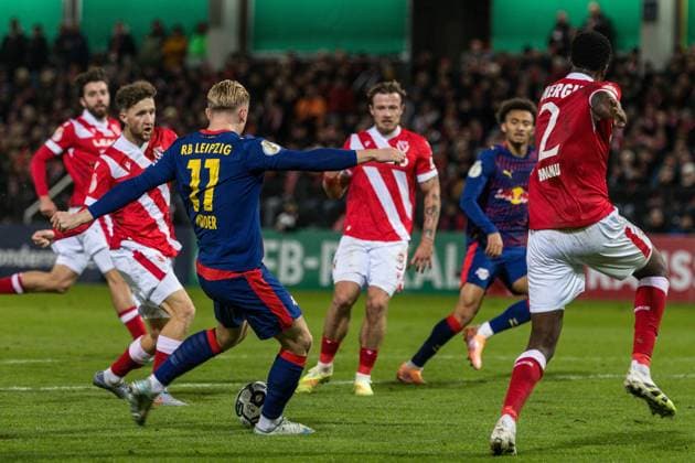 GER, DFB-Pokal, 2. Runde, FC Energie Cottbus - RB Leipzig 28.10.2025, LEAG Energie Stadion, Cottbus, GER, DFB-Pokal, 2. Runde, FC Energie Cottbus - RB Leipzig Conrad Harder (RB Leipzig 11) Â