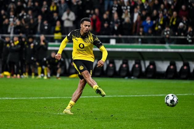 Felix Nmecha (Dortmund, 08) schießt den Elfmeter beim Elfmeterschießen und trifft das Tor, GER, Eintracht Frankfurt vs Borussia Dortmund Fussball DFB Pokal, 2. Runde, Saison 2025 2026, 28.10.2025. DFB regulations prohibit any use of photographs as image sequences and or quasi-video GER, Eintracht Frankfurt vs Borussia Dortmund Fussball DFB Pokal, 2. Runde, Saison 2025 2026, 28.10.2025. Frankfurt am Main Copyright: xEibner-Pressefoto FlorianxWiegandx EP_FWD