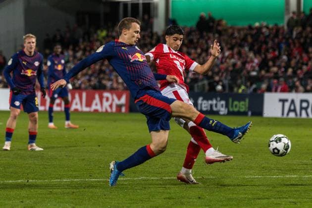 GER, DFB-Pokal, 2. Runde, FC Energie Cottbus - RB Leipzig 28.10.2025, LEAG Energie Stadion, Cottbus, GER, DFB-Pokal, 2. Runde, FC Energie Cottbus - RB Leipzig Lukas Klostermann (RB Leipzig 16) Â