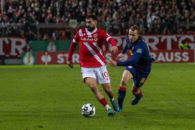 GER, DFB-Pokal, 2. Runde, FC Energie Cottbus - RB Leipzig 28.10.2025, LEAG Energie Stadion, Cottbus, GER, DFB-Pokal, 2. Runde, FC Energie Cottbus - RB Leipzig Tolcay Cigerci (FC Energie Cottbus 10), Lukas Klostermann (RB Leipzig 16) Â