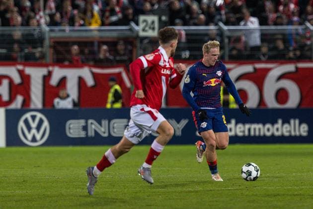 GER, DFB-Pokal, 2. Runde, FC Energie Cottbus - RB Leipzig 28.10.2025, LEAG Energie Stadion, Cottbus, GER, DFB-Pokal, 2. Runde, FC Energie Cottbus - RB Leipzig Xaver Schlager (RB Leipzig 24) Â
