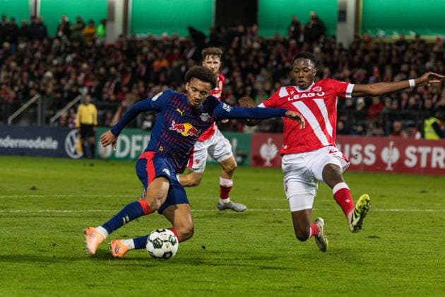 GER, DFB-Pokal, 2. Runde, FC Energie Cottbus - RB Leipzig 28.10.2025, LEAG Energie Stadion, Cottbus, GER, DFB-Pokal, 2. Runde, FC Energie Cottbus - RB Leipzig Tidiam Gomis (RB Leipzig 27), King Manu (FC Energie Cottbus 2) Â