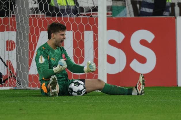 GER, Hamburg, Fussball, DFL, FC St. Pauli vs TSG 1899 Hoffenheim 2. Runde DFB Pokal , im Millerntor Stadion , 28.10.2025 , v.l. Torwart Ben Voll (FC St. Pauli ,1 ) feiert den gehaltenen elfmeter DFL regulations prohibit any use of photographs as image sequences and or quasi-video. Copyright: HMBxMedia FernandoxSoares