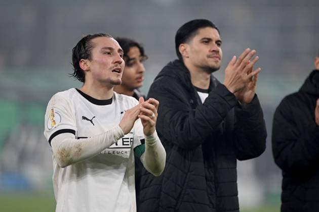 Schlussjubel, Jubel nach Spielende, Jubel, jubeln, Freude, cheers, Rocco REITZ (MG) , Kevin DIKS (MG) Fussball, DFB Pokal, 2. Hauptrunde, Borussia Moenchengladbach (MG) - Karlsruher SC (KA) 3-1 am 28.10.2025 im Borussiapark Moenchengladbach Deutschland. DFL regulations prohibit any use of photographs as image sequences and or quasi-video Â
