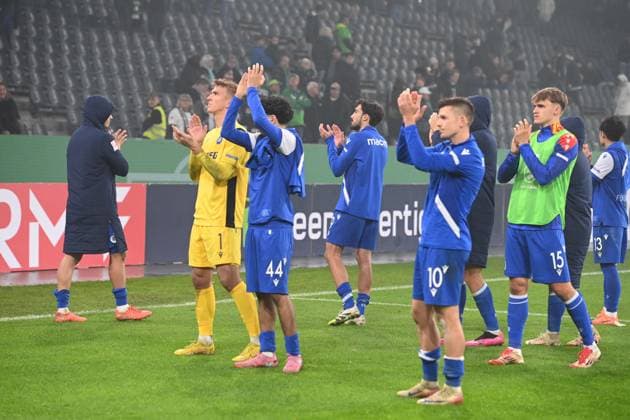 Karlsruher SC enttaeuscht, enttäuscht, Enttäuschung, Enttaeuschung Fussball, DFB Pokal, 2. Hauptrunde, Borussia Moenchengladbach (MG) - Karlsruher SC (KA) 3-1 am 28.10.2025 im Borussiapark Moenchengladbach Deutschland. DFL regulations prohibit any use of photographs as image sequences and or quasi-video Â