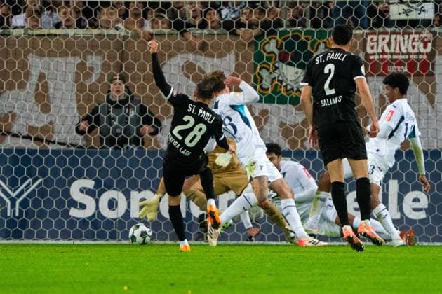 Tor zum 2:2 Mathias Pereira Lage (FC St. Pauli, 28), Schuss vorbei an Torwart Oliver Baumann (TSG 1899 Hoffenheim, 01), GER, FC St. Pauli vs. TSG 1899 Hoffenheim, Fußball, DFB Pokal, 2. Runde, Saison 2025 2026, 28.10.2025 DFL REGULATIONS PROHIBIT ANY USE OF PHOTOGRAPHS AS IMAGE SEQUENCES AND OR QUASI-VIDEO GER, FC St. Pauli vs. TSG 1899 Hoffenheim, Fußball, DFB Pokal, 2. Runde, Saison 2025 2026, 28.10.2025 Hamburg Copyright: xEibner-Pressefoto MaxxVincenx EP_MVN
