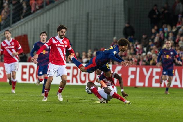 GER, DFB-Pokal, 2. Runde, FC Energie Cottbus - RB Leipzig 28.10.2025, LEAG Energie Stadion, Cottbus, GER, DFB-Pokal, 2. Runde, FC Energie Cottbus - RB Leipzig Tidiam Gomis (RB Leipzig 27) Â