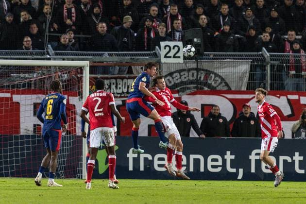 GER, DFB-Pokal, 2. Runde, FC Energie Cottbus - RB Leipzig 28.10.2025, LEAG Energie Stadion, Cottbus, GER, DFB-Pokal, 2. Runde, FC Energie Cottbus - RB Leipzig Willi Orban (RB Leipzig 4) Â