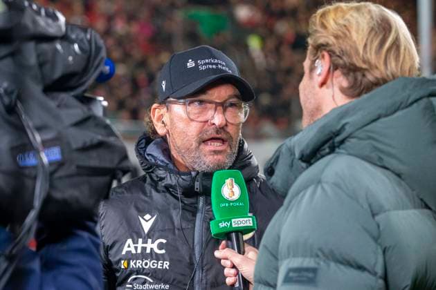 GER, Cottbus, Fußball, DFB-Pokal, 2. Hauptrunde, FC Energie Cottbus vs. RB Leipzig im Bild v.l.: Claus-Dieter Wollitz (Trainer FC Energie Cottbus), Interview 28.10.2025, LEAG Energie Stadion Cottbus DFB REGULATIONS PROHIBIT ANY USE OF PHOTOGRAPHS AS IMAGE SEQUENCES AND OR QUASI-VIDEO, Copyright: HMBxMedia PaulxFritz