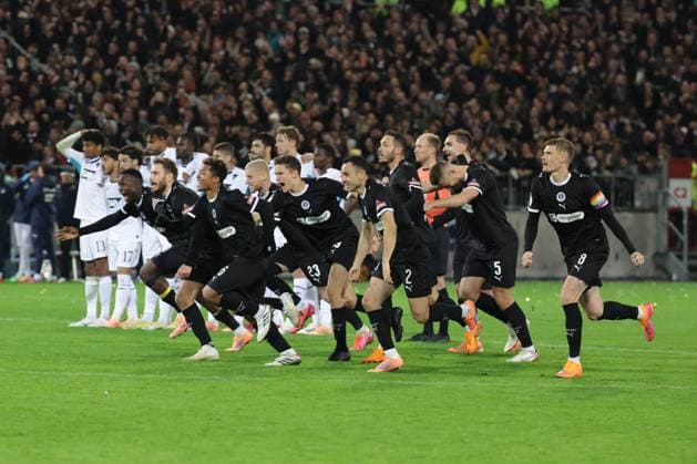 GER, Hamburg, Fussball, DFL, FC St. Pauli vs TSG 1899 Hoffenheim 2. Runde DFB Pokal , im Millerntor Stadion , 28.10.2025 , v.l. FC St. Pauli feiert den Sieg gegen die TSG 1899 Hoffenheim mit 10:9 DFL regulations prohibit any use of photographs as image sequences and or quasi-video. Copyright: HMBxMedia FernandoxSoares