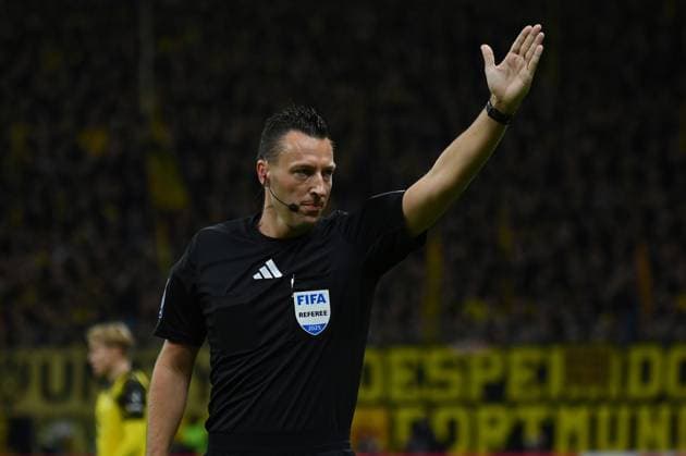 28.10.2025, xjrdrx, Fussball DFB Pokal 2.Runde, Eintracht Frankfurt - Borussia Dortmund v.l. Schiedsrichter Sven Jablonski gibt Anweisungen (DFL DFB REGULATIONS PROHIBIT ANY USE OF PHOTOGRAPHS as IMAGE SEQUENCES and or QUASI-VIDEO) Frankfurt am Main