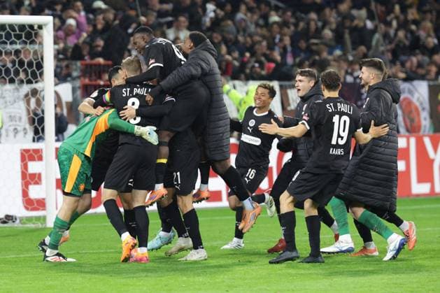 GER, Hamburg, Fussball, DFL, FC St. Pauli vs TSG 1899 Hoffenheim 2. Runde DFB Pokal , im Millerntor Stadion , 28.10.2025 , v.l. FC St. Pauli feiert den Sieg gegen die TSG 1899 Hoffenheim mit 10:9 DFL regulations prohibit any use of photographs as image sequences and or quasi-video. Copyright: HMBxMedia FernandoxSoares