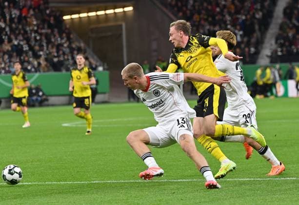28.10.2025, xjrdrx, Fussball DFB Pokal 2.Runde, Eintracht Frankfurt - Borussia Dortmund v.l. Rasmus Kristensen (Eintracht Frankfurt), Maximilian Beier (Borussia Dortmund), Ritsu Doan (Eintracht Frankfurt) (DFL DFB REGULATIONS PROHIBIT ANY USE OF PHOTOGRAPHS as IMAGE SEQUENCES and or QUASI-VIDEO) Frankfurt am Main