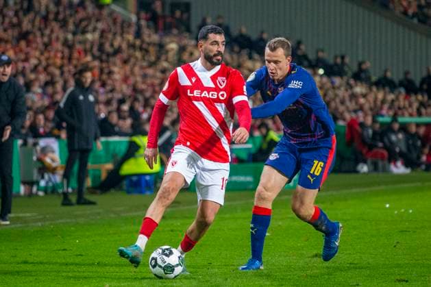 GER, Cottbus, Fußball, DFB-Pokal, 2. Hauptrunde, FC Energie Cottbus vs. RB Leipzig im Bild v.l.: Tolgay Cigerci (FC Energie Cottbus 10), Lukas Klostermann (RB Leipzig 16), Zweikampf 28.10.2025, LEAG Energie Stadion Cottbus DFB REGULATIONS PROHIBIT ANY USE OF PHOTOGRAPHS AS IMAGE SEQUENCES AND OR QUASI-VIDEO, Copyright: HMBxMedia PaulxFritz