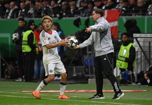 28.10.2025, xjrdrx, Fussball DFB Pokal 2.Runde, Eintracht Frankfurt - Borussia Dortmund v.l. Ritsu Doan (Eintracht Frankfurt), Co Trainer Jan Fießer Fiesser (Eintracht Frankfurt) (DFL DFB REGULATIONS PROHIBIT ANY USE OF PHOTOGRAPHS as IMAGE SEQUENCES and or QUASI-VIDEO) Frankfurt am Main