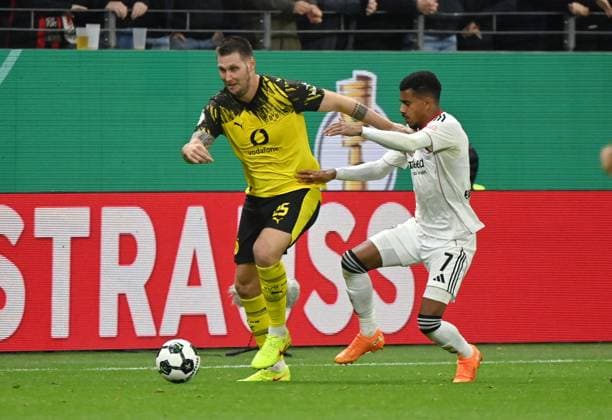 28.10.2025, xjrdrx, Fussball DFB Pokal 2.Runde, Eintracht Frankfurt - Borussia Dortmund v.l. Niklas Suele (Borussia Dortmund), Ansgar Knauff (Eintracht Frankfurt) (DFL DFB REGULATIONS PROHIBIT ANY USE OF PHOTOGRAPHS as IMAGE SEQUENCES and or QUASI-VIDEO) Frankfurt am Main