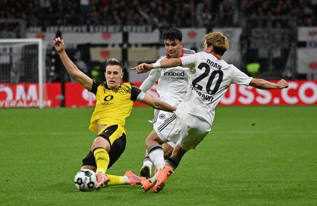 28.10.2025, xjrdrx, Fussball DFB Pokal 2.RundeNico Schlotterbeck (Borussia Dortmund), Can Uzun (Eintracht Frankfurt), Ritsu Doan (Eintracht Frankfurt), Eintracht Frankfurt - Borussia Dortmund v.l. (DFL DFB REGULATIONS PROHIBIT ANY USE OF PHOTOGRAPHS as IMAGE SEQUENCES and or QUASI-VIDEO) Frankfurt am Main