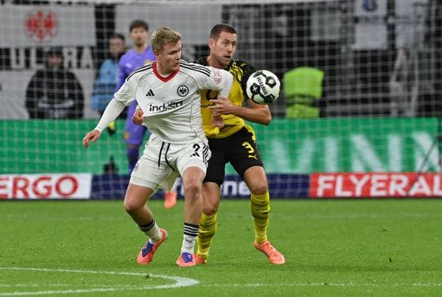 28.10.2025, xjrdrx, Fussball DFB Pokal 2.Runde, Eintracht Frankfurt - Borussia Dortmund v.l. Jonathan Jonny Burkardt (Eintracht Frankfurt), Waldemar Anton (Borussia Dortmund) (DFL DFB REGULATIONS PROHIBIT ANY USE OF PHOTOGRAPHS as IMAGE SEQUENCES and or QUASI-VIDEO) Frankfurt am Main
