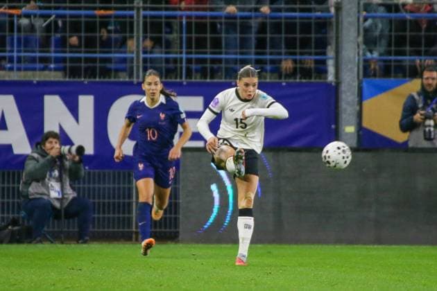 28.10.2025, xgrfx, Fussball UEFA Women s Nations League Halbfinale , Frankreich - Deutschland v.l. Clara Mateo (Frankreich), Selina Cerci (Deutsche Frauennationalmannschaft) (DFL DFB REGULATIONS PROHIBIT ANY USE OF PHOTOGRAPHS as IMAGE SEQUENCES and or QUASI-VIDEO) Caen