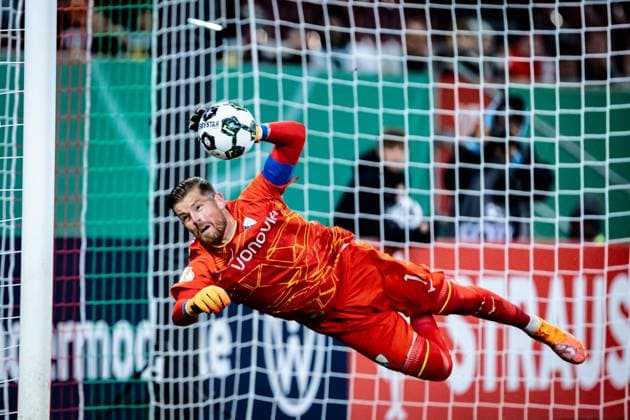 Fussball, Saison 2025 2026, DFB-Pokal, WWK-Arena Augsburg, 2. Runde, FC Augsburg - VfL Bochum, 28.10.2025 28.10.2025, Fussball, Saison 2025 2026, DFB-Pokal, WWK-Arena Augsburg, 2. Runde, FC Augsburg - VfL Bochum, Glanzparade. 1 Timo Horn (VfL Bochum) hält in der Schlussphase einen Freistoß und die Bochumer Führung fest! Foto: Lucca Fundel Augsburg WWK-Arena Bayern Deutschland